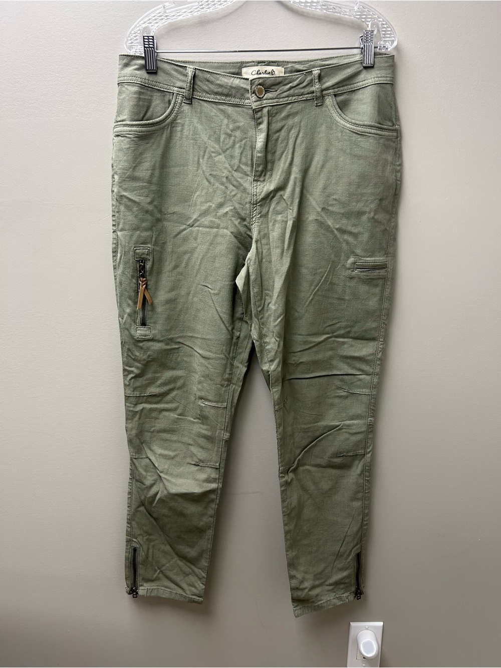 Charlie B Women’s Olive Green Cargo-Style Pants